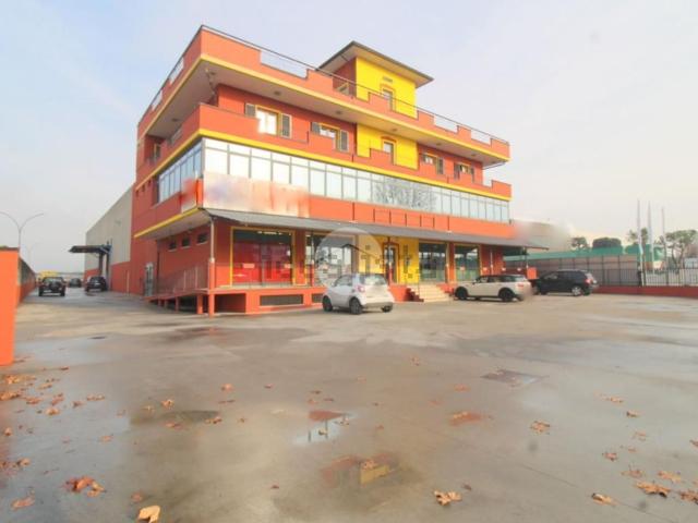 Locale Commerciale in affitto a Castegnato, Lombardia