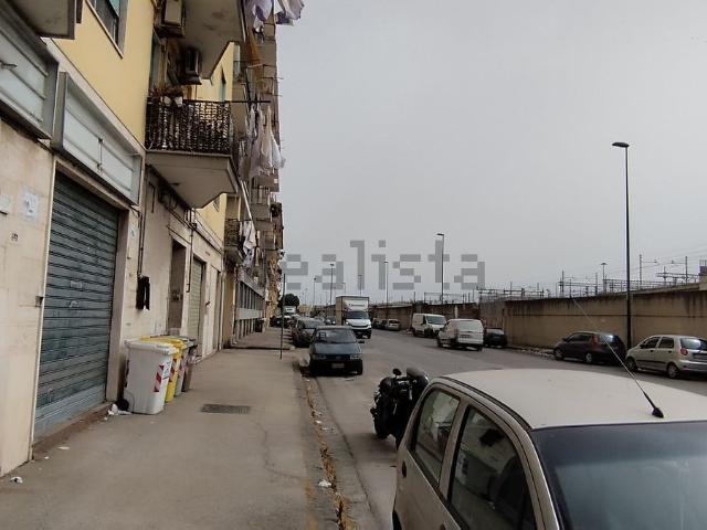 Locale Commerciale in affitto a Municipalità 4, Campania