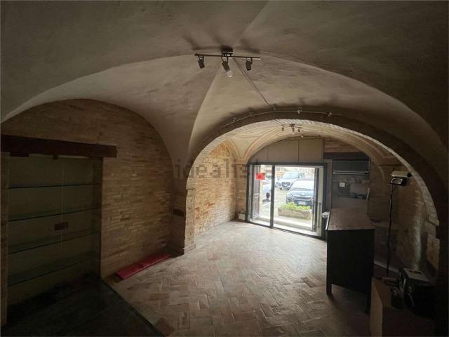 Locale Commerciale in affitto a Marche, Macerata