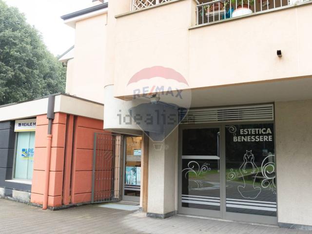 Locale Commerciale in affitto a Castelletto, Abbiategrasso