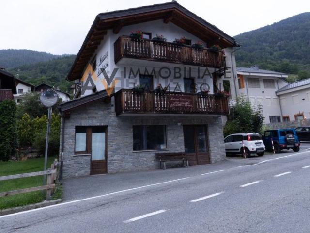 Locale Commerciale in affitto a Challand Saint Anselme, Aosta