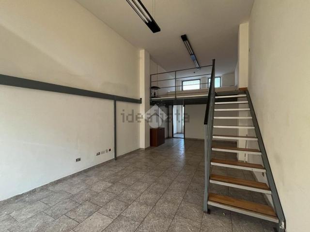 Locale Commerciale in affitto a Agrate Brianza, Lombardia