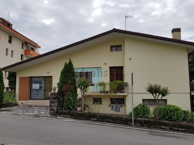 Locale Commerciale in affitto a Tarzo, Veneto