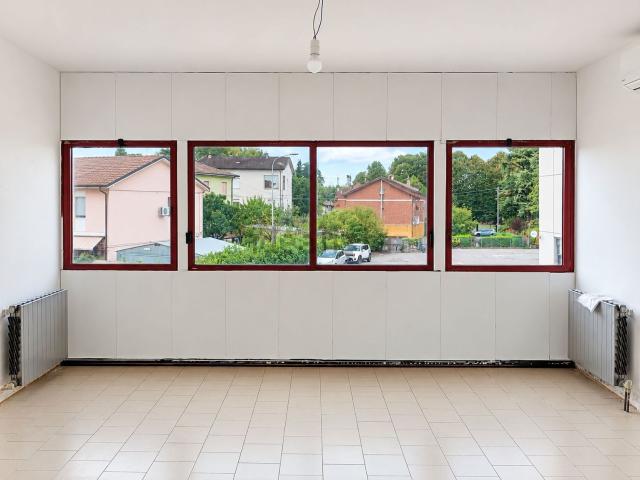 Locale Commerciale in affitto a Val d’Enza, Re