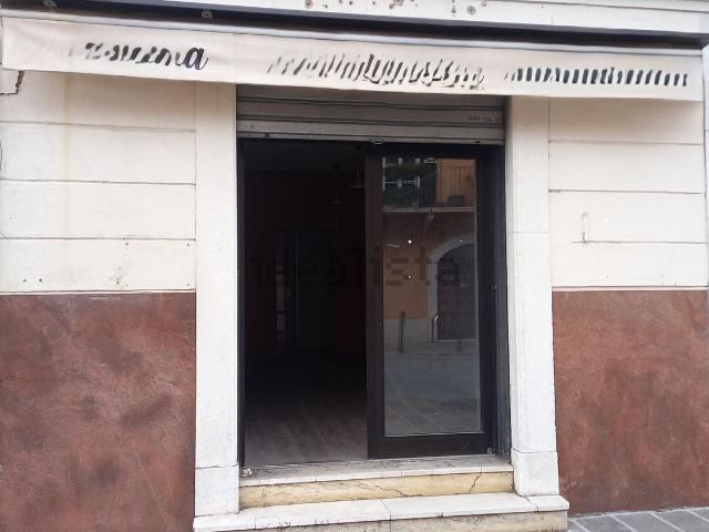 Locale Commerciale in affitto a Zona Est, Brescia