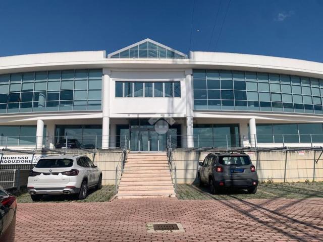 Locale Commerciale in affitto a Miglianico Di Chieti, Abruzzo