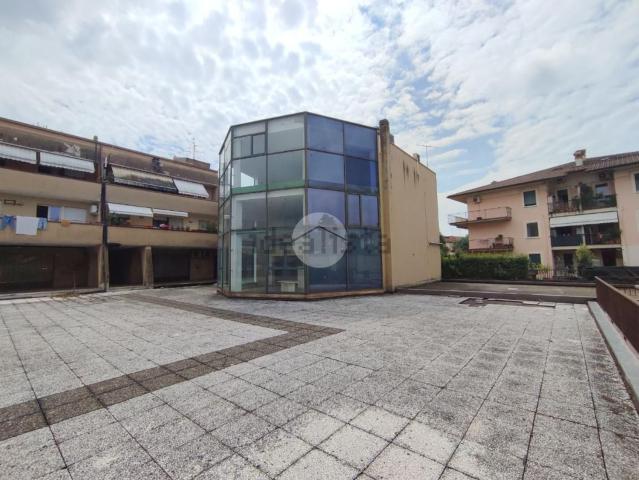Locale Commerciale in affitto a Ospitaletto, Lombardia