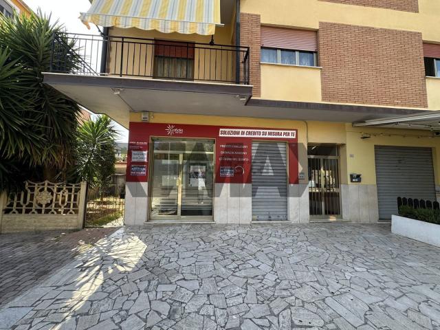 Locale Commerciale in affitto a Aprilia, Lazio