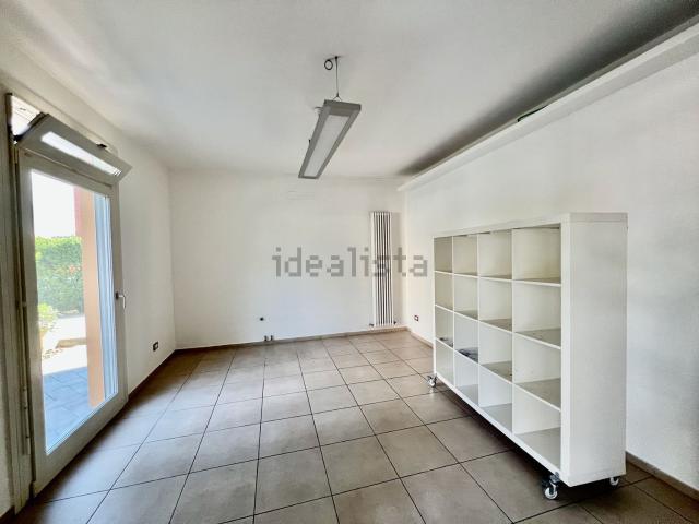 Locale Commerciale in affitto a Unione Alto Ferrarese, Sant'agostino
