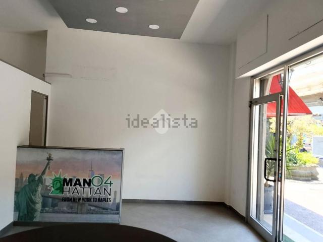 Locale Commerciale in affitto a Municipalità 8, Campania