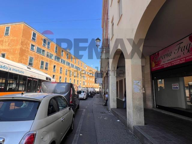 Locale Commerciale in affitto a Stanga, Padova