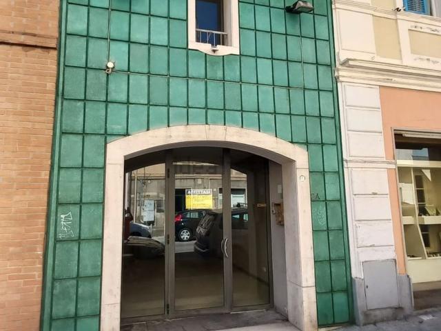 Locale Commerciale in affitto a Marche, Ancona