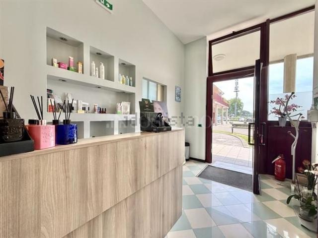 Locale Commerciale in affitto a Peschiera Del Garda, Veneto