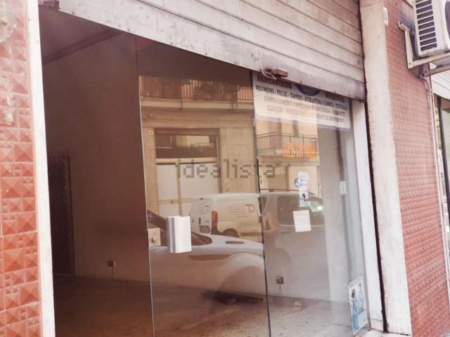 Locale Commerciale in affitto a Giarre, Sicilia