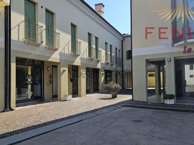 Locale Commerciale in affitto a Fonte, Caerano San Marco