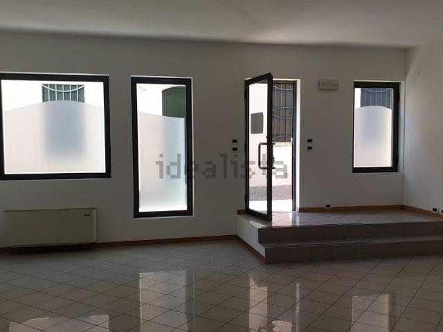 Locale Commerciale in affitto a Este, Veneto