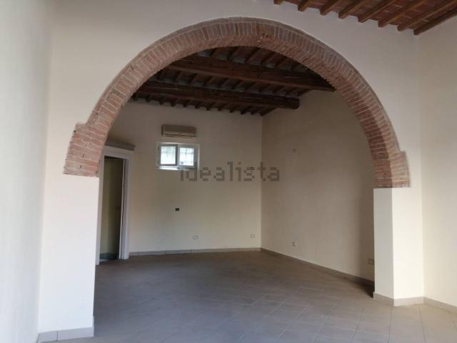 Locale Commerciale in affitto a Le Melorie, Ponsacco