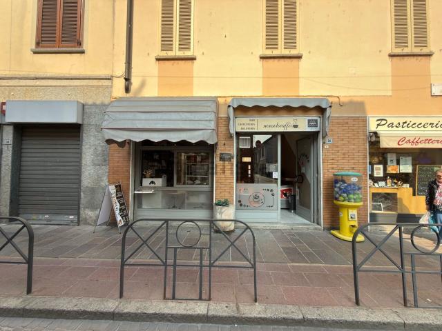 Locale Commerciale in affitto a Melegnano, Lombardia