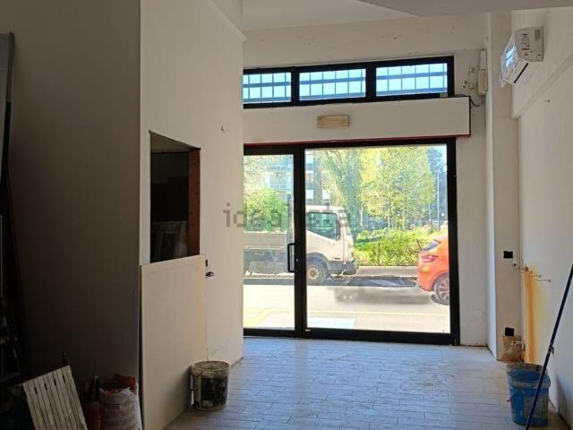 Locale Commerciale in affitto a Oltresempione, Legnano