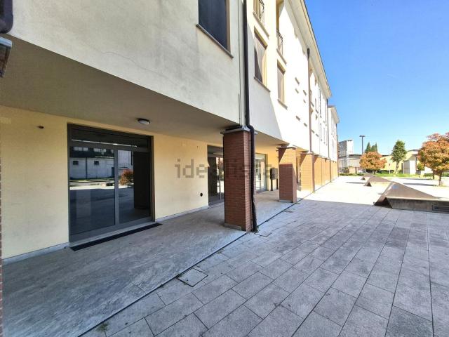 Locale Commerciale in affitto a Torrevecchia Pia, Lombardia