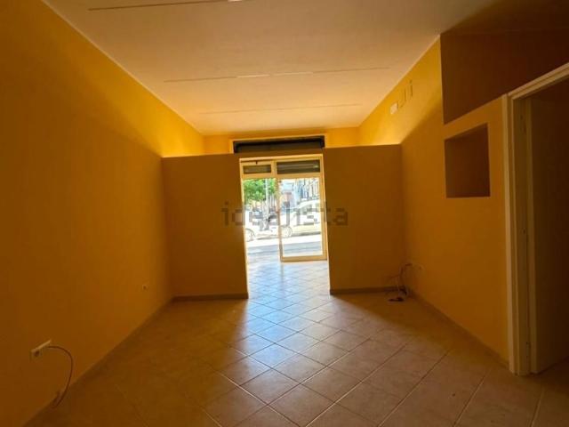 Locale Commerciale in affitto a Zona Maddalena, Grumo Nevano