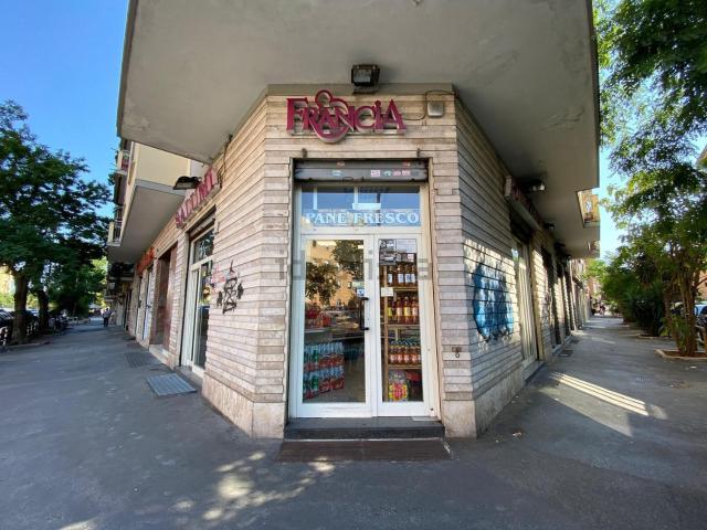 Locale Commerciale in affitto a Municipio Roma VII, Roma Capitale