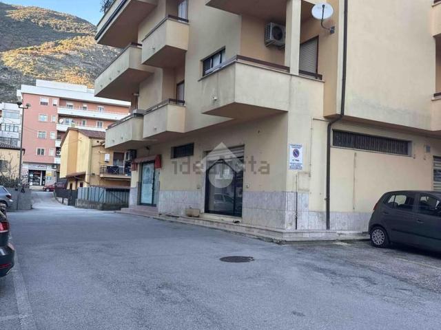 Locale Commerciale in affitto a Venafro, Molise