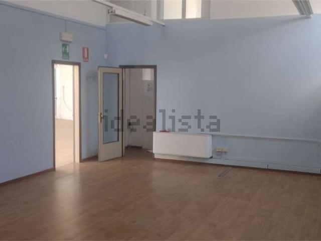 Locale Commerciale in affitto a Baraccola Ovest, Marche