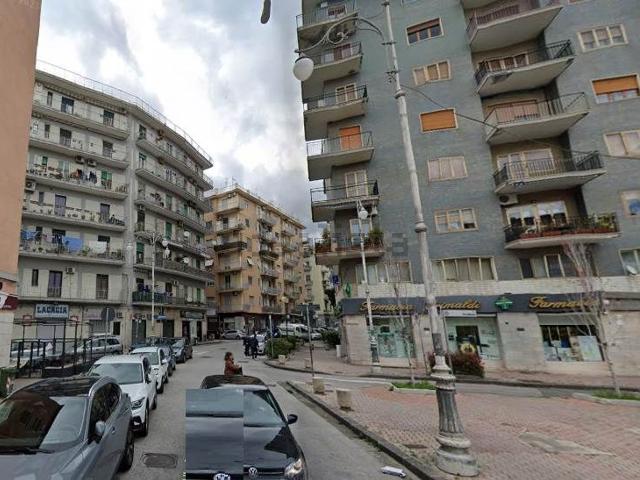 Locale Commerciale in affitto a Salerno, Torrione