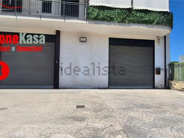 Locale Commerciale in affitto a Nola, Campania