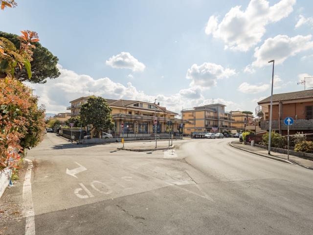 Locale Commerciale in affitto a Finocchio, Roma Capitale