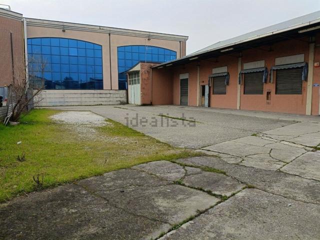 Locale Commerciale in affitto a Crema Nuova, Crema