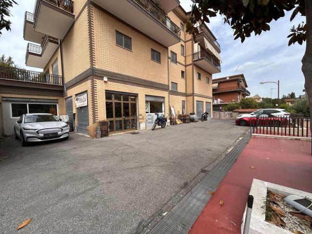 Locale Commerciale in affitto a Pantan Monastero, Roma Capitale
