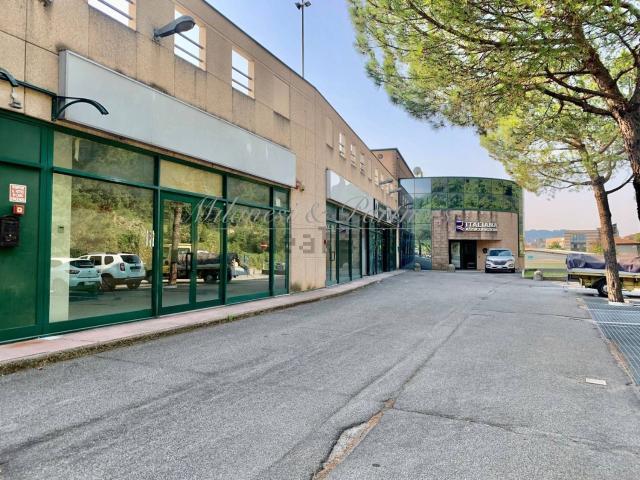 Locale Commerciale in affitto a Albino, Lombardia