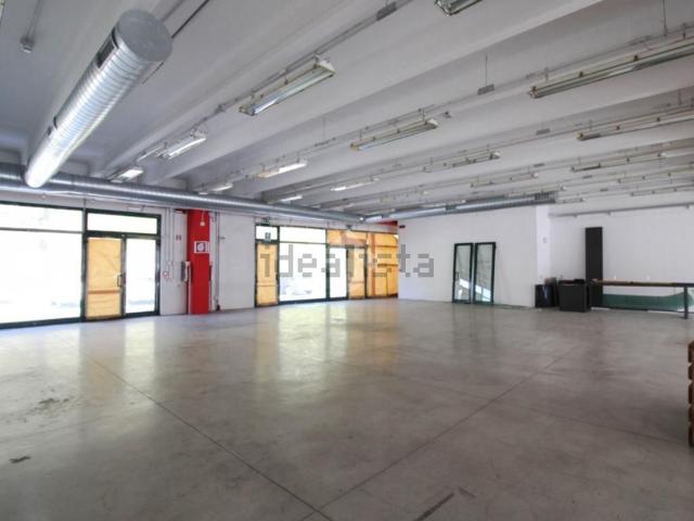 Locale Commerciale in affitto a Albino, Lombardia