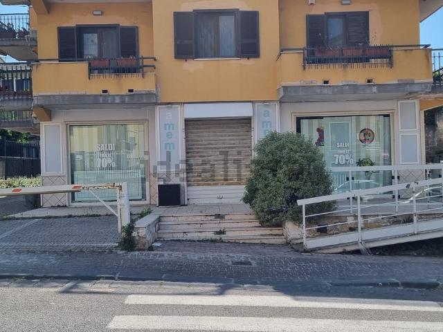 Locale Commerciale in affitto a Rione Bognar, Pozzuoli