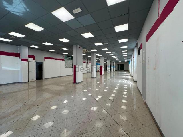 Locale Commerciale in affitto a Centro Ovest, Serra Riccò