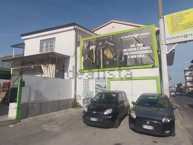 Locale Commerciale in affitto a Frignano, Campania