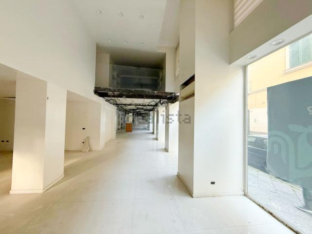 Locale Commerciale in affitto a Bagno d'Aversa, Aversa