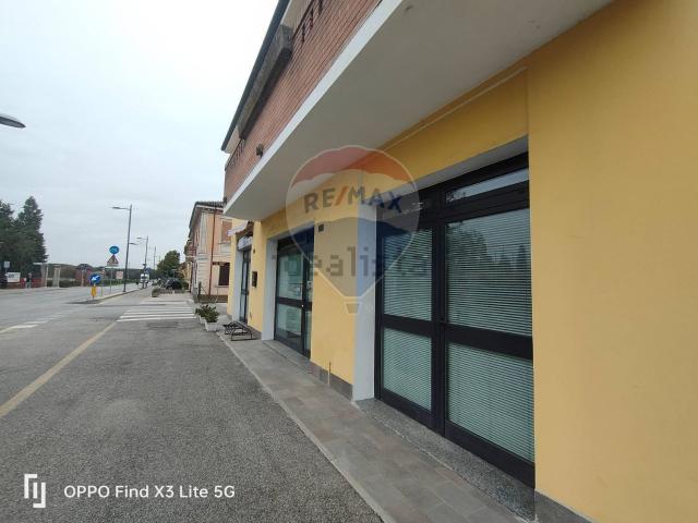 Locale Commerciale in affitto a Unione Alto Ferrarese, Mirabello