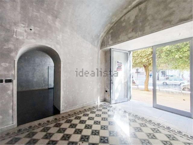 Locale Commerciale in affitto a Puglia, Bari