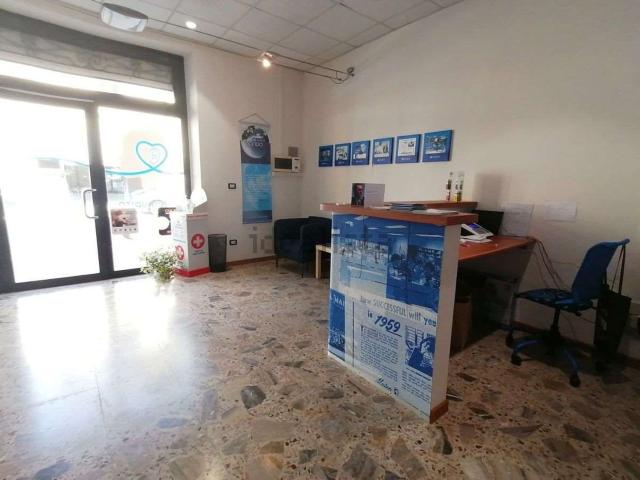 Locale Commerciale in affitto a Marche, Ancona