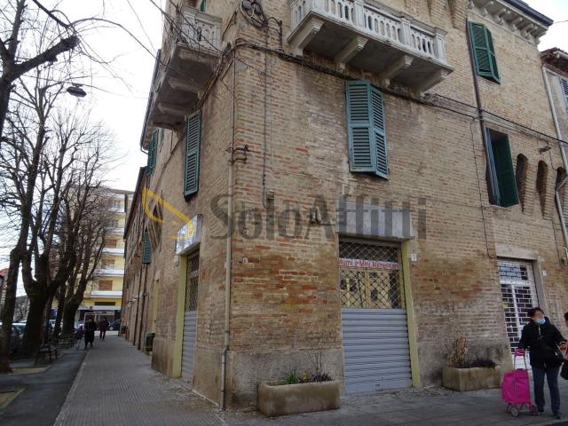 Locale Commerciale in affitto a Marche, Ancona