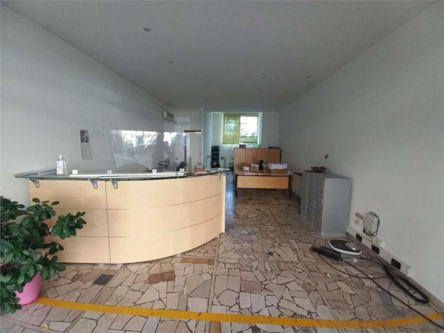 Locale Commerciale in affitto a Santa Croce, Marche