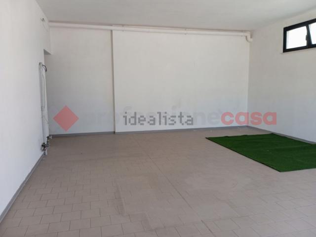 Locale Commerciale in affitto a Maiano, Spoleto