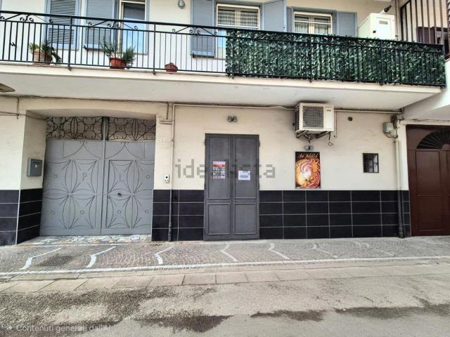 Locale Commerciale in affitto a Caivano, Campania