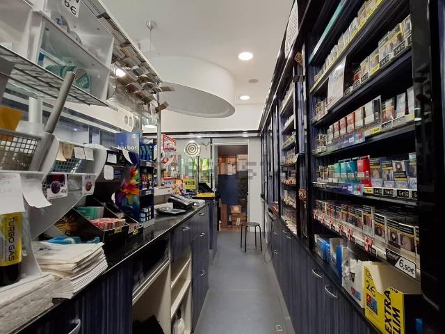 Locale Commerciale in affitto a Rancitelli, Pescara