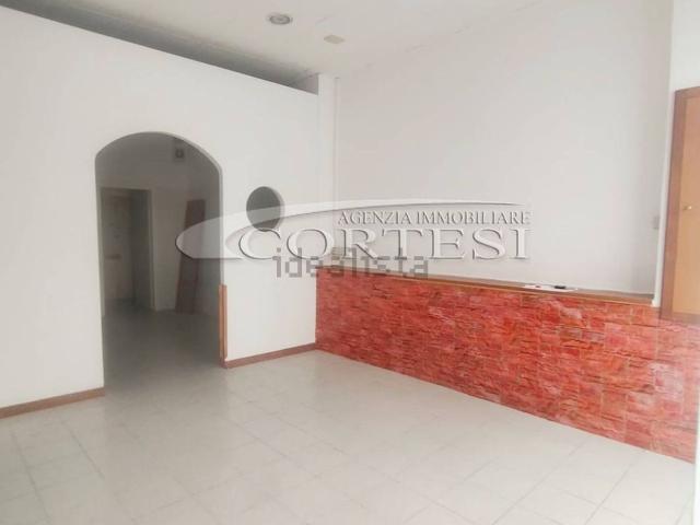 Locale Commerciale in affitto a Umbertide, Umbria