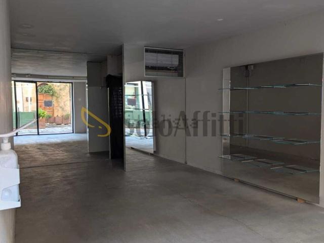 Locale Commerciale in affitto a Unione di comuni Valmarecchia, Santarcangelo Di