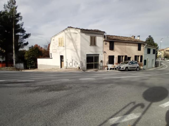 Locale Commerciale in affitto a Marche, Macerata